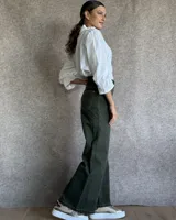 Pantalón de jean estilo wide leg con costuras verticales frontales, tiro alto y bolsillos laterales.