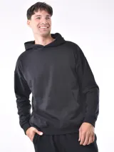 Hoodie negro liso con capucha y bolsillo canguro frontal.