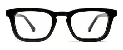 Armazón para lentes de receta, modelo Oje, de acetato color negro, con forma wayfarer y detalle en el puente. Patillas con núcleo de metal plateado y antideslizantes.