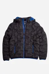 Campera puffer negra de nylon con capucha desmontable, cuello medio y bolsillos con cierre.