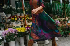 Vestido largo de corte evasé con estampado abstracto en tonos marrón, verde, violeta y azul.