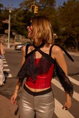 Faja de cintura con diseño de encaje negro, estilo peplum, con cierre frontal y estructura reforzada.