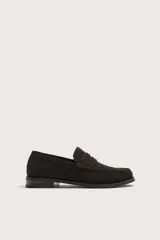 Mocasines de vestir para hombre, confeccionados en piel con acabado serraje de color marrón. Presentan diseño clásico con detalle de antifaz en el empeine, costuras visibles en la puntera y suela con ligero tacón.