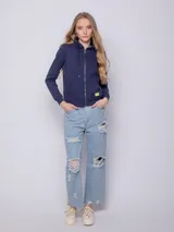 Canguro azul marino con capucha, cierre frontal y bolsillos tipo canguro.