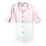 Camisa de manga larga con cuello mao, combinada en dos tonos: rosa en la parte superior y blanco en la parte inferior.
