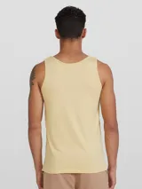 Musculosa de corte slim, color rojo, con cuello redondo y sisas amplias.