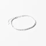 Pulsera plateada con eslabones de cuentas cúbicas y cadena de ajuste.