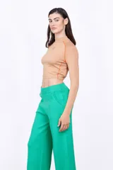 Top deportivo ajustado color morado oscuro, de manga larga con orificios para los pulgares y cuello alto. Presenta costuras en contraste gris claro y un pequeño logo bordado en el pecho.