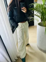 Pantalón de vestir negro de corte amplio y tiro alto.