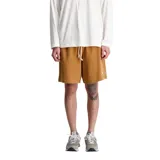 Short color ocre de felpa francesa, con cintura elástica ajustable con cordón y logo bordado en la pierna izquierda.