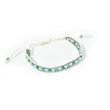 Pulsera ajustable con mostacillas de colores verde, celeste y rosa.