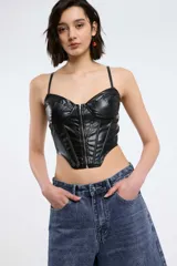 Bustier burdeos de cuero sintético con cierre frontal y breteles finos.