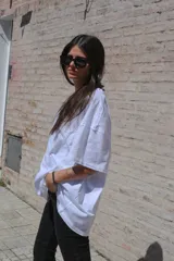 Remera gris de manga corta, corte oversize y cuello redondo.