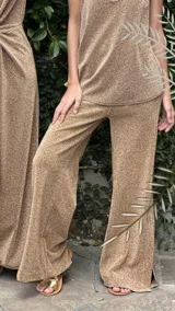 Pantalón de vestir dorado con brillo, de corte palazzo y tiro alto.