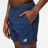 Short de running azul marino de New Balance, modelo Accelerate 5 Inch, con logo reflectante en la pierna izquierda.