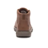 Bota de caña media Caterpillar modelo Trey 2.0, confeccionada en cuero nubuck color café. Presenta cierre con cordones, cuello acolchado, logo de la marca grabado en el lateral y en la lengüeta, y suela de goma resistente con entresuela de EVA.