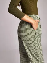 Pantalón de viscosa con estampado geométrico, tiro medio, cintura elástica ajustable con cordones, dos bolsillos delanteros y falsos bolsillos de vivo en la espalda.