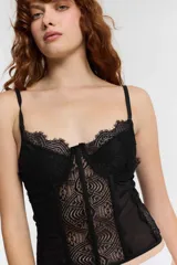 Corset blanco de encaje con copas preformadas, tirantes finos y cierre frontal con cremallera.