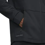 Campera deportiva Nike Pro Therma-FIT negra con capucha, cierre frontal completo, logo en el pecho y bolsillos laterales con cierre. Confeccionada con al menos 75% de fibras de poliéster reciclado.