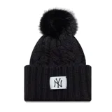 Gorro tejido de punto con diseño de ochos, color negro, con pompón superior de pelo sintético y parche frontal con el logo de los New York Yankees.