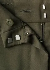 Pantalon de corte barrel con tiro medio, detalle de pinzas delanteras, cierre oculto de botón, gancho y cremallera, y forro interior.