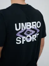 Remera Umbro de manga corta, color celeste, con cuello redondo y el logo de la marca bordado en el pecho.