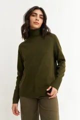 Sweater verde militar de tejido de punto, con cuello alto y mangas largas.