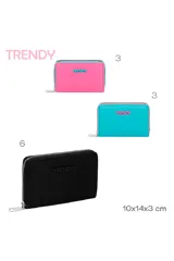 Billetera rectangular de tamaño compacto, color turquesa con detalles de cierre y logo en color rosa. Cuenta con cierre perimetral y tirador metálico.