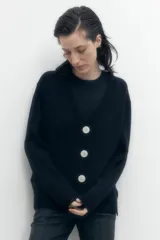 Cárdigan gris melange con cuello en V y cierre frontal con botones.