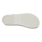 Sandalias tipo plataforma Crocs modelo Brooklyn Low Wedge, con tiras superiores en color azul marino y base de plataforma en color beige. Diseño ergonómico con tira ajustable en el talón.