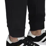 Pantalón de jogging negro Adidas con logo blanco bordado en el muslo izquierdo.
