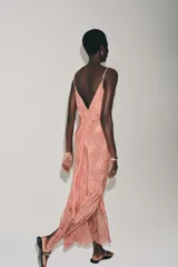 Vestido largo de Zara Woman Collection confeccionado en hilatura de viscosa, con diseño jacquard floral y escote fluido con tirantes finos ajustables. Presenta una abertura en el bajo con aplicación de encaje a tono.