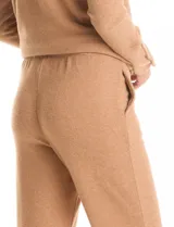 Pantalón tipo jogger de tejido suave, con cintura elástica y corte recto, ideal para un look relajado.