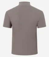 Blusa de ribana color marrón, con mangas cortas y cuello alto, de corte ajustado al cuerpo.