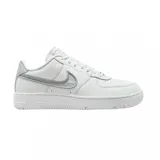 Championes Nike Air Force 1 Dance de corte bajo, confeccionados en cuero blanco con detalles texturizados. Presentan un diseño de swoosh lateral con acabado brillante y costuras visibles, manteniendo la estética clásica del modelo con suela de goma resistente.