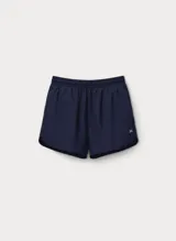 Short deportivo de color azul marino, con cintura elástica y diseño de corte curvo en los laterales. Presenta un pequeño logo bordado en la parte inferior.