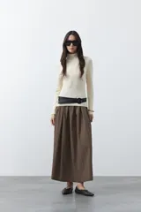 Polera de manga larga y cuello alto, confeccionada en tejido de punto fino, con un ajuste ceñido al cuerpo.