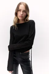 Remera negra de mangas largas con lurex.