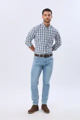 Pantalón de jean corte skinny con spandex, de tiro medio y color gris lavado.