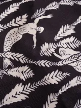 Bolso térmico cuadrado de gran capacidad, color negro con estampado en blanco de sirenas y motivos marinos. Posee asas de mano y una correa ajustable estampada con el monograma de la marca.