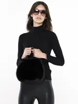 Sweater negro de cuello alto con detalle de piel sintética en cuello y puños.