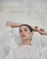 Aros colgantes con forma irregular, realizados en bronce y alpaca, con pernos y cierres mariposa de plata 925.