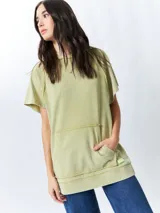 Chaleco negro lavado de algodón con capucha y gran bolsillo central. De corte oversized, holgado, suave y cómodo.