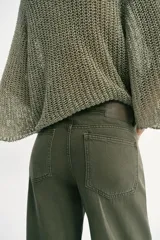 Pantalón de jean tiro alto con diseño wide leg y pernera ancha fluida. Cuenta con cinco bolsillos, cierre frontal con cremallera y botón.