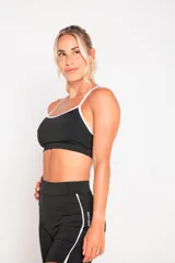 Top deportivo negro de lycra suplex con breteles regulables y contorno blanco.