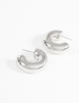 Aros gruesos plateados con estructura curva.