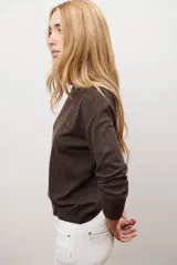 Sweater de punto color marrón, con cuello redondo y manga larga.