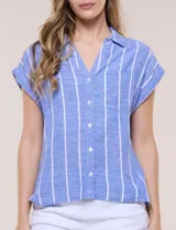 Camisa de lino azul a rayas blancas, sin mangas, con cuello camisero, escote en V y botones frontales.