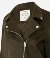 Campera estilo biker de gamuza sintética color verde militar, con cierre frontal asimétrico, cuello con solapas y botones de presión metálicos.