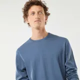Sweater de punto azul con cuello redondo y mangas largas.